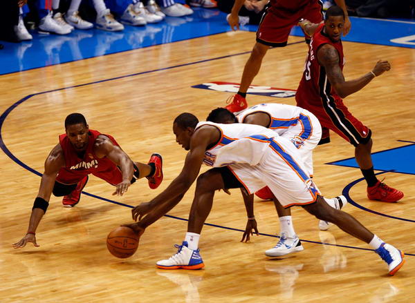 重温 NBA 比赛精彩瞬间，高清录像回放让你热血沸腾
